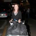 Juliette Lewis : Ses valises débordent de fringues... pourtant elle ne quitte plus son pantalon fétiche, en cuir ! Rock'n'roll !