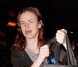 Juliette Lewis arrive à l'aéroport de Los Angeles, LAX, le 3 janvier 2010