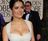 La pulpeuse Salma Hayek a de quoi les mettre KO avec ses courbes de rêve 