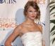 La charmante Taylor Swift moulée dans une robe Packham et perchée sur des Louboutin aux People's Choice Awards à Los Angeles le 6 janvier 2010