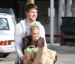 Ashley Tisdale et son petit ami Scott Speer sont allés faire les courses dans un supermarché de Toluca Lake le 10 janvier 2010