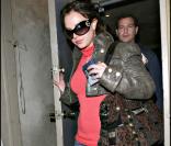 Britney Spears sort d'un restaurant, jamais sans son livre de la Kabbale