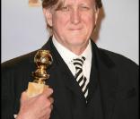 T Bone Burnett, lauréat de la meilleure chanson originale : Crazy Heart, prix qui a été remis par Christina Aguilera et Cher, héroïnes de Burlesque, lors de la 67e cérémonie des Golden Globes à Los Angeles le 17 janvier 2010