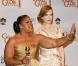 Meilleur second rôle féminin : Mo'nique (Precious), qui arbore son prix au côté de Nicole Kidman, lors de la 67e cérémonie des Golden Globes à Los Angeles le 17 janvier 2010