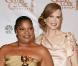 Meilleur second rôle féminin : Mo'nique (Precious), qui arbore son prix au côté de Nicole Kidman, lors de la 67e cérémonie des Golden Globes à Los Angeles le 17 janvier 2010