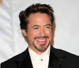 Meilleur acteur dans une comédie (Sherlock Holmes), Robert Downey Jr. lors de la 67e cérémonie des Golden Globes à Los Angeles le 17 janvier 2010