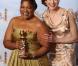 Meilleur second rôle féminin : Mo'nique (Precious), qui arbore son prix au côté de Nicole Kidman, lors de la 67e cérémonie des Golden Globes à Los Angeles le 17 janvier 2010