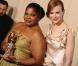 Meilleur second rôle féminin : Mo'nique (Precious), qui arbore son prix au côté de Nicole Kidman, lors de la 67e cérémonie des Golden Globes à Los Angeles le 17 janvier 2010