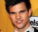 Le charismatique Taylor Lautner à l'occasion de l'after party des Golden Globe Awards, organisée par la Weinstein Company au Bar 210 de Los Angeles, le 17 janvier 2010.