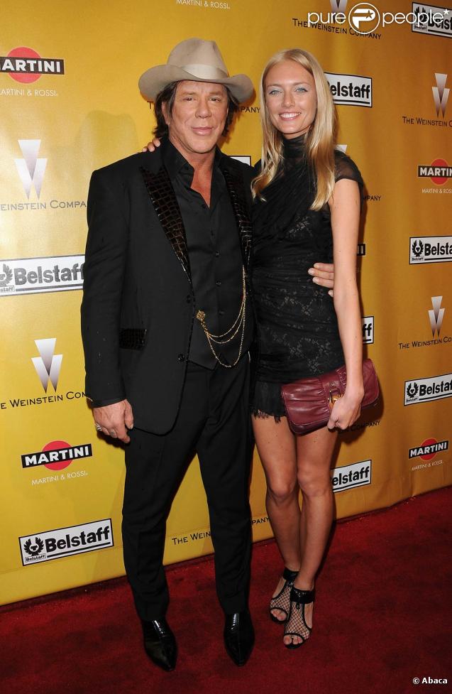 Le cowboy Mickey Rourke et sa charmante petite amie à l'occasion de l'after party des Golden Globe Awards, organisée par la Weinstein Company au Bar 210 de Los Angeles, le 17 janvier 2010.