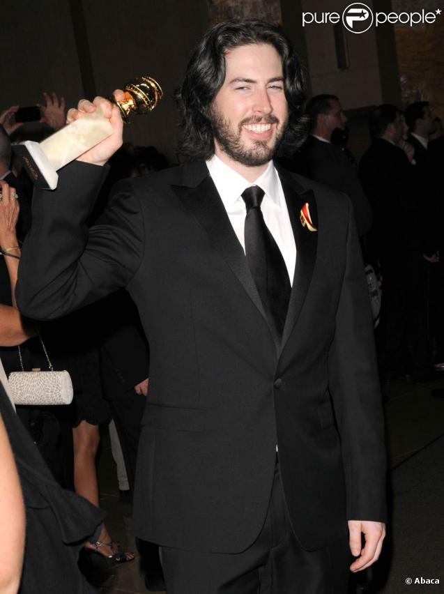 Le réalisateur Jason Reitman et son Golden Globe du meilleur scénario à l'occasion de l'after party des Golden Globe Awards, organisée par la Weinstein Company au Bar 210 de Los Angeles, le 17 janvier 2010.