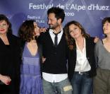 L'équipe du film Thelma, Louise et Chantal lors du festival de l'Alpe d'Huez le 20 janvier 2010 : Catherine Jacob, Alysson Paradis, Benoit Pétré, Caroline Cellier et Jane Birkin 