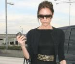 La reine des looks au top, Victoria Beckham, parfaite dans une robe noire ceinturée. En total look black, elle est parfaite. 