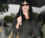 Katy Perry en robe à manches chauve-souris, perchée sur ses bottines et jamais sans son sac Chloé. 
