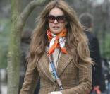 Elle Macpherson en mode cavalière avec ses pièces chaudes et son sac en bandoulière Vuitton. 