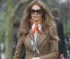 Elle Macpherson en mode cavalière avec ses pièces chaudes et son sac en bandoulière Vuitton. 