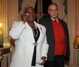 Firmine Richard et Frédéric Mitterrand, à l'occasion de la cérémonie de remise des médailles de l'Ordre du Mérite et de l'Ordre des Arts et Lettres, au ministère de la Culture, à Paris, le 26 janvier 2010.