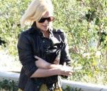 Charlize Theron version glam-rock : une image parfaite pour la comédienne multifacettes qui a eu la bonne idée de mixer les matières et de trancher dans les couleurs. 