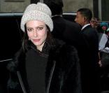 Anna Mouglalis mixe le cuir aux matières douces et fait un carton en tweed et fourrure.  