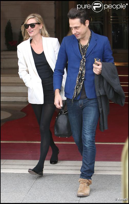 Quand Kate Moss sort sa petite robe noire et ses ballerines, elle n'oublie pas son blazer blanc même en plein hiver !
