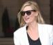 Quand Kate Moss sort sa petite robe noire et ses ballerines, elle n'oublie pas son blazer blanc même en plein hiver ! 