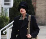 Agyness Deyn so trendy ! Manteau officier XXL, cabas militaire et Converse customisées avec des clous, elle est parfaite ! 