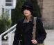 Agyness Deyn so trendy ! Manteau officier XXL, cabas militaire et Converse customisées avec des clous, elle est parfaite ! 