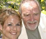 L'attachant et brillant comédien Pierre Vaneck (photo : avec sa petite-fille Aurélie) est mort, le 31 janvier 2010
