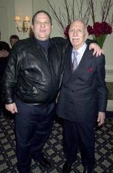 Le légendaire producteur américain David Brown, en compagnie d'Harvey Weinstein, à l'occasion de l'avant-première de  Chocolat , en 2000.