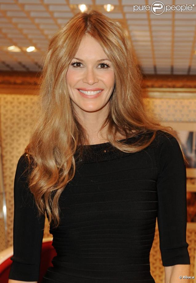 Elle Macpherson à Paris, au Printemps Haussman, le 2 février 2010