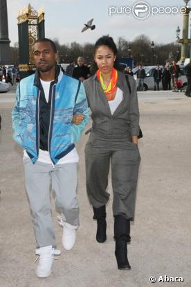 A Paris, Kanye West aux côtés de sa compagne Alexis Phifer,  se fait remarquer grâce à son style très perso