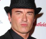 Julian McMahon bientôt en tournage de  Faces in the Crowd. 