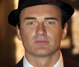 Julian McMahon bientôt en tournage de  Faces in the Crowd. 