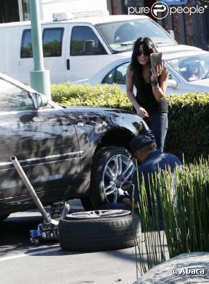 Mercredi 3 février, Vanessa Hudgens, partie faire quelques courses, trouve sa voiture cabossée à son retour !