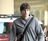 Ashton Kutcher, sans son épouse, se sent tout abandonné : il faisait grise mine, le 29 janvier, aux abords du Beverly Hilton Hotel (Beverly Hills).