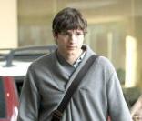 Ashton Kutcher, sans son épouse, se sent tout abandonné : il faisait grise mine, le 29 janvier, aux abords du Beverly Hilton Hotel (Beverly Hills).
