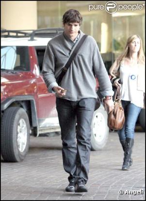 Ashton Kutcher, sans son épouse, se sent tout abandonné : il faisait grise mine, le 29 janvier, aux abords du Beverly Hilton Hotel (Beverly Hills).
