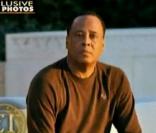Le docteur Murray se rend au cimetière où est enterré Michael Jackson à Los Angeles, quelques jours avant d'être inculpé dans l'homicide involontaire de la star. Images diffusées sur Entertainment Tonight