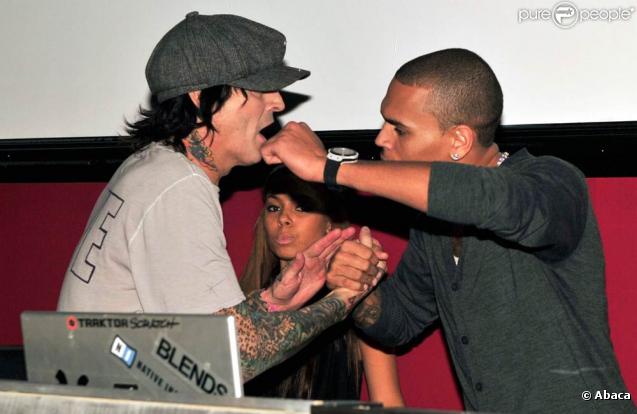 Tommy Lee et Chris Brown jouent les organisateurs de soirée à l'occasion du Superbowl, au Play Nightclub à Miami Beach le 6 février 2010