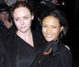 Stella McCartney et Thandie Newton à la présentation de Food, Inc., à Londres. 08/02/2010