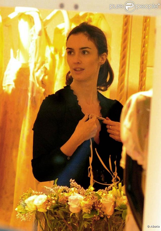 La sublime Paz Vega en shopping dans la boutique Nina Ricci, à Paris, le 26 janvier 2010.