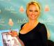 Pamela Anderson : La poitrine plus gonflée à bloc que jamais... elle fait sa pub !