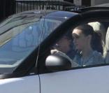 Jennifer Love Hewitt déjeune avec sa mère Patricia et prend la route au lovant de sa smart, Sherman Oaks, le 15 février 2010 !