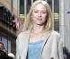 Naomi Watts mêle deux couleurs phares de l'été : le bleu ciel et le beige... 