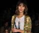 La it-girl Alexa Chung reste cool en jupe, talon et t-shirt loose. On valide ! 