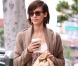 En jean troué, Jessica Alba a le don de rester chic ! Le beige, le blanc, le marron, elle a tout bon ! 