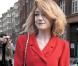 Nicola Roberts a adopté un style très anglais en jean délavé, veste courte colorée, et escarpins noirs... 