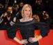 Renée Zellweger sublime en robe noire déstructurée, samedi 20 février, lors de la soirée de remise de récompenses du festival du film international de Berlin.