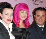 La créatrice Tarina Tarentino entourée de Debi Mazar et Andy Garcia lors du lancement de la gamme cosmétiques de la créatrice bijoux Tarina Tarentino à Hollywood le 24 février 2010