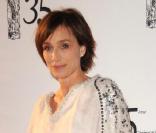 Kristin Scott Thomas affichait un look assez bohème, tout en restant chic avec sa longue jupe noire froissée, à la 35ème Cérémonie des César, le 27 février 2010